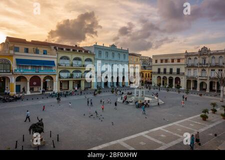 Abend, wenn die Sonne über der Plaza Vieja in der Altstadt von Havanna, Kuba untergeht Stockfoto