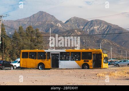 SANTIAGO, CHILE - DEZEMBER 2019: Ein Transantiago-Bus in Puente Alto Stockfoto