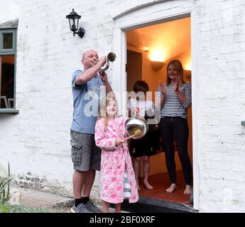 Ironbridge, Shropshire, Großbritannien, 16. April 2020. Die Severn Gorge war lebendig mit Musik an diesem Abend, als Joff Watkin sein Bugle zur Donnerstagabend-Natiowide-Unterstützung für die NHS und Betreuer während der Coronavirus-Pandemie mit ein wenig Hilfe von seiner Familie hinzugefügt. Kredit: David Bagnall/Alamy Live News Stockfoto