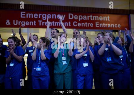 Krankenschwestern vor dem Chelsea and Westminster Hospital, London, als sie sich zusammenschließen, um lokale Helden während der landesweiten Initiative Clap for Carers NHS zu begrüßen, um NHS-Arbeiter und Betreuer zu begrüßen, die gegen die Coronavirus-Pandemie kämpfen. Stockfoto