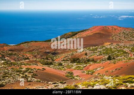 Bunte Landschaft am Tag der Küste im Norden Teneriffas, vom Teide Nationalpark aus gesehen, mit auffälligen Farben von vulkanischem Boden. Stockfoto