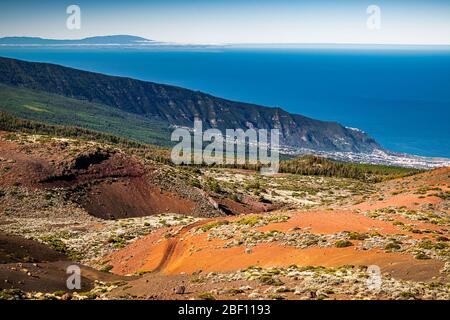 Bunte Landschaft am Tag der Küste im Norden Teneriffas, vom Teide Nationalpark aus gesehen, mit auffälligen Farben von vulkanischem Boden. Stockfoto