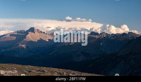 Trail Ridge Aussichtspunkt von Longs Peak im späten Nachmittag Licht. 14,259 Foot Longs Peak ist der höchste Punkt im Rocky Mountain National Park in Farbe Stockfoto