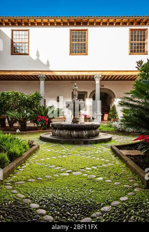 Traditioneller Innenhof in einer kanarischen Villa in der Altstadt von San Cristóbal de la Laguna. Stockfoto