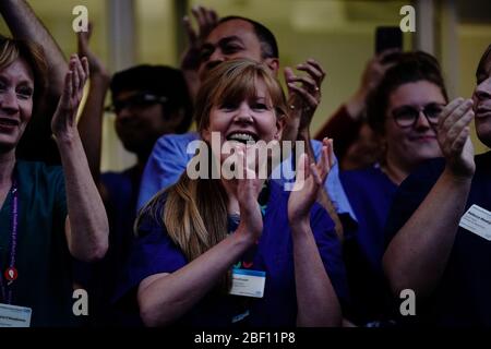 Krankenschwestern vor dem Chelsea and Westminster Hospital, London, als sie sich zusammenschließen, um lokale Helden während der landesweiten Initiative Clap for Carers NHS zu begrüßen, um NHS-Arbeiter und Betreuer zu begrüßen, die gegen die Coronavirus-Pandemie kämpfen. Stockfoto