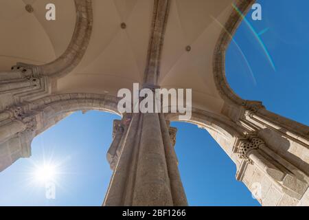 Eingangsbögen Details über die Kirche des heiligen Franziskus oder die Kapelle der Knochen. Gothic Stil mit einigen Manueline Einflüssen. Stockfoto