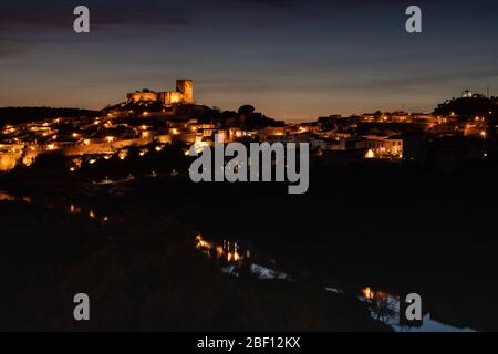 Mertola bei Nacht, Dorf von Portugal und seine Burg. Dorf im Süden Portugals in der Region Alentejo. Stockfoto