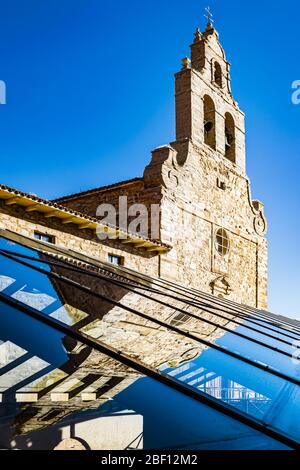 Der Glockenturm der Kirche San Francisco spiegelt sich in der Glasfassade der römischen Ruinen im historischen Zentrum von Astorga, Spanien. Stockfoto