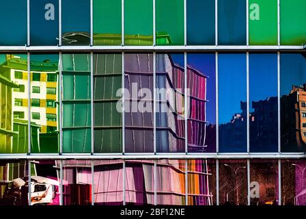 Gebäude spiegeln sich in bunten Wänden des MUSAC, einem Museum für zeitgenössische Kunst in León, entworfen von Mansilla + Tuñón Architekten. Stockfoto