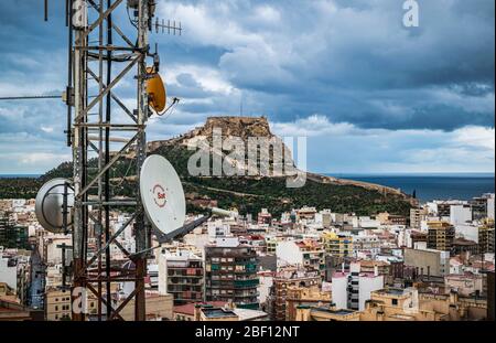 Stadtbild von Alicante von der Burg San Miguel mit Satellitensendermast im Vordergrund und der Burg Santa Barbara im Hintergrund. Stockfoto