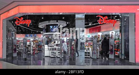 Shopper in Disney Retail Store Entertainment Business Open Plan voller Breite Eingang von Intu Lakeside Einkaufszentrum Thurrock Essex England GB Stockfoto