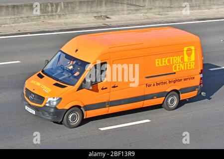 Orange Mercedes Lieferwagen von Electric Center betrieben ein Elektrogroßhändler Geschäft vervollständigt die Lieferkette für Kunden, die auf der britischen Autobahn fahren Stockfoto