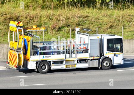 Highways England LKW montiert hinten montiert Notfall beleuchtete Straßenschilder & spezielle Ausrüstung für den Umgang mit Autobahn-Notfällen UK Stockfoto