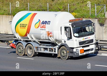 Vorder- und Seitenansicht des Avanti Gas Logos auf Flüssiggas Lieferkettentanker LKW Warnschild brennbar & Werbung Für Immobilien ohne Netzgas England GB Stockfoto