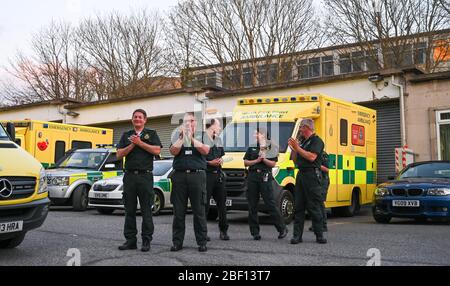 Brighton UK 16. April 2020 - Ambulance-Mitarbeiter in Brighton nehmen an Tonights Teil Clap für unsere Pflastern in ganz Großbritannien während der Coronavirus COVID-19 Pandemie-Krise . Quelle: Simon Dack / Alamy Live News Stockfoto