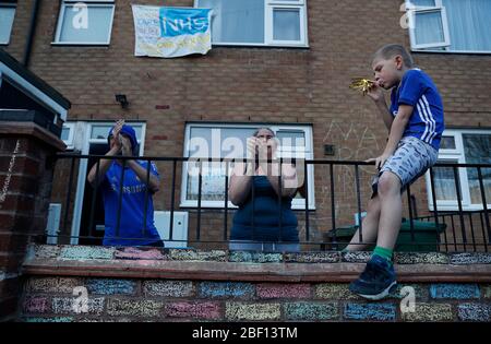 Loughborough, Leicestershire, Großbritannien. April 2020. Die Bewohner applaudieren, um ihre Wertschätzung für die NHS-Beschäftigten beim vierten Clap for Carers Event während der Sperrung der Coronavirus-Pandemie zu zeigen. Credit Darren Staples/Alamy Live News. Stockfoto