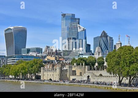 Riverside mit Touristen im Tower of London beschäftigt & Blick auf die Skyline von 2019 London City Cityscape mit Wahrzeichen Wolkenkratzer Business Buildings England UK Stockfoto