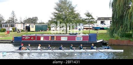 Kings Ely Boat Club Mitarbeiter auf Great River Ouse Ausbildung & Ausbildung Schulkinder über Rudersport Fähigkeiten Cambridgeshire East Anglia England GB Stockfoto