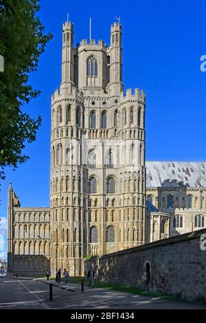 Ely Norman Architektur historische Kathedrale West Tower erhebt sich über der Gallery Road & außerhalb des ummauerten Garten Cambridgeshire East Anglia England UK Stockfoto