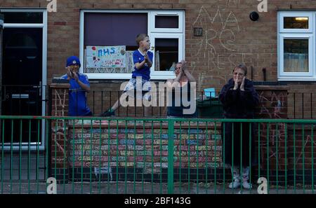 Loughborough, Leicestershire, Großbritannien. April 2020. Die Bewohner applaudieren, um ihre Wertschätzung für die NHS-Beschäftigten beim vierten Clap for Carers Event während der Sperrung der Coronavirus-Pandemie zu zeigen. Credit Darren Staples/Alamy Live News. Stockfoto