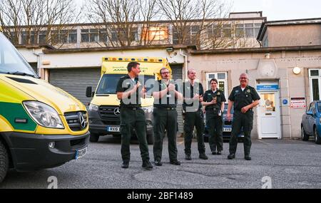 Brighton UK 16. April 2020 - Ambulance-Mitarbeiter in Brighton nehmen an Tonights Teil Clap für unsere Pflastern in ganz Großbritannien während der Coronavirus COVID-19 Pandemie-Krise . Quelle: Simon Dack / Alamy Live News Stockfoto