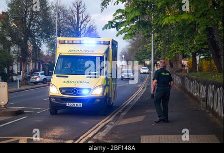 Brighton UK 16. April 2020 - ein Krankenwagen verlässt die Brighton Ambulanz während der Tonight Clap für unsere Betreuer während der Coronavirus COVID-19 Pandemie Krise . Quelle: Simon Dack / Alamy Live News Stockfoto