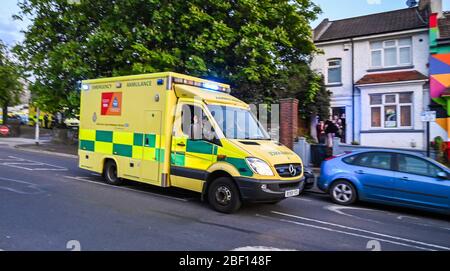 Brighton UK 16. April 2020 - ein Krankenwagen fährt von jubelnden Bewohnern von Brighton während der Tonight Clap für unsere Betreuer während der Coronavirus COVID-19 Pandemie Krise . Quelle: Simon Dack / Alamy Live News Stockfoto