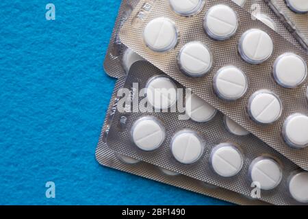 Tablettenpillen in Blisterpackungen mit blauem Hintergrund. Medizinische Vorbereitungen. Medizinischer blauer Hintergrund. Verschiedene Arten von Medikamenten. Nahaufnahme Stockfoto