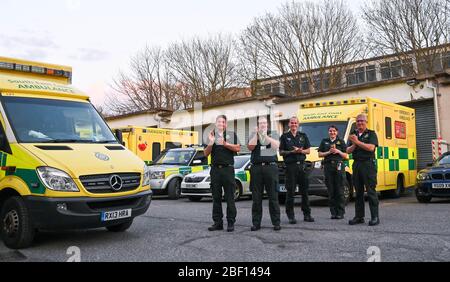 Brighton UK 16. April 2020 - Ambulance-Mitarbeiter in Brighton nehmen an Tonights Teil Clap für unsere Pflastern in ganz Großbritannien während der Coronavirus COVID-19 Pandemie-Krise . Quelle: Simon Dack / Alamy Live News Stockfoto