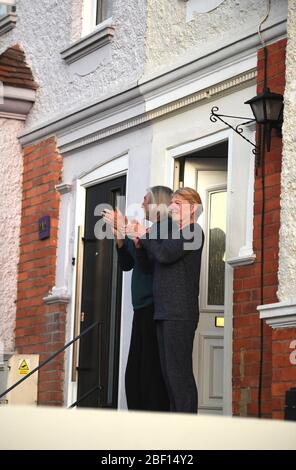 Brighton UK 16. April 2020 - Brighton Einwohner in der Nähe der Ambulanz nehmen an Tonights Teil Clap für unsere Betreuer während der Coronavirus COVID-19 Pandemie Krise . Quelle: Simon Dack / Alamy Live News Stockfoto