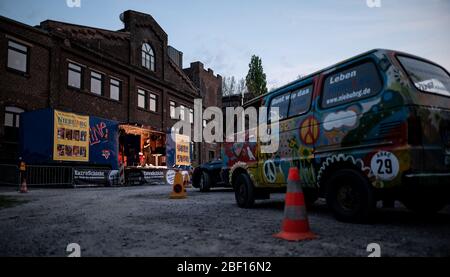 Oberhausen, Deutschland. April 2020. Der Komiker David Werker tritt mit seinem Programm 'Suddenly Serious' auf. Das Theater an der Niehburg in Oberhausen bietet ein Drive-in-Kino. Künstler treten auf einer Bühne auf einem Parkplatz vor den Zuschauern in Autos auf. Quelle: Fabian Strauch/dpa/Alamy Live News Stockfoto