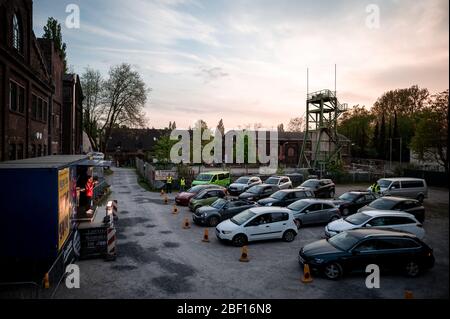 Oberhausen, Deutschland. April 2020. Der Komiker David Werker tritt mit seinem Programm 'Suddenly Serious' auf. Das Theater an der Niehburg in Oberhausen bietet ein Drive-in-Kino. Künstler treten auf einer Bühne auf einem Parkplatz vor den Zuschauern in Autos auf. Quelle: Fabian Strauch/dpa/Alamy Live News Stockfoto