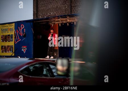 Oberhausen, Deutschland. April 2020. Der Komiker David Werker tritt mit seinem Programm 'Suddenly Serious' auf. Das Theater an der Niehburg in Oberhausen bietet ein Drive-in-Kino. Künstler treten auf einer Bühne auf einem Parkplatz vor den Zuschauern in Autos auf. Quelle: Fabian Strauch/dpa/Alamy Live News Stockfoto