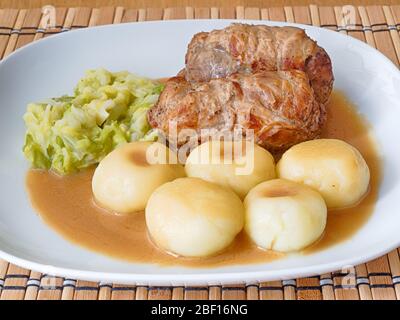 Schlesische Knödel mit Schweinefleisch Roulade und Kohl in Rostsoße Stockfoto