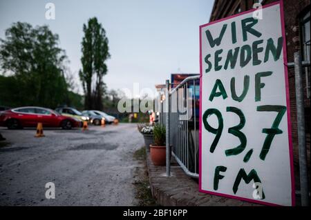 Oberhausen, Deutschland. April 2020. Der Komiker David Werker tritt mit seinem Programm 'Suddenly Serious' auf. Das Theater an der Niehburg in Oberhausen bietet ein Drive-in-Kino. Künstler treten auf einer Bühne auf einem Parkplatz vor den Zuschauern in Autos auf. Quelle: Fabian Strauch/dpa/Alamy Live News Stockfoto