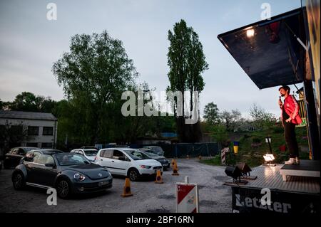 Oberhausen, Deutschland. April 2020. Der Komiker David Werker tritt mit seinem Programm 'Suddenly Serious' auf. Das Theater an der Niehburg in Oberhausen bietet ein Drive-in-Kino. Künstler treten auf einer Bühne auf einem Parkplatz vor den Zuschauern in Autos auf. Quelle: Fabian Strauch/dpa/Alamy Live News Stockfoto