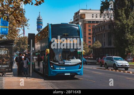 SANTIAGO, CHILE - MÄRZ 2017: Ein Transitago-Bus in Santiago Stockfoto