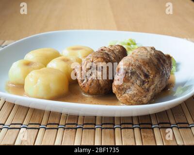 Schlesische Knödel mit Schweinefleisch Roulade und Kohl in Rostsoße Stockfoto