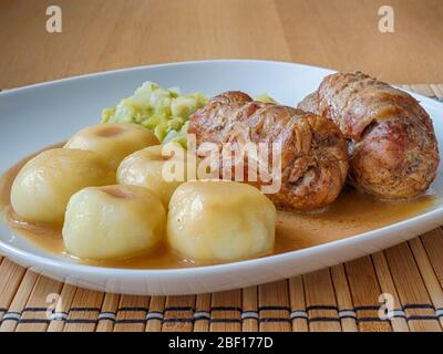 Schlesische Knödel mit Schweinefleisch Roulade und Kohl in Rostsoße Stockfoto