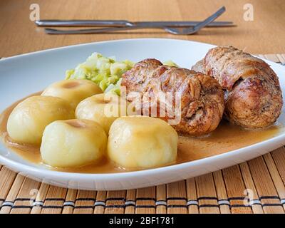 Schlesische Knödel mit Schweinefleisch Roulade und Kohl in Rostsoße Stockfoto