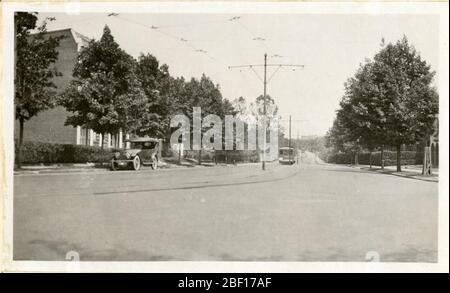Blick nach Osten von Connecticut Avenue NW Washington DC in Richtung Calvert Street Bridge. Smithsonian Institution Archives, Record Unit 7355, Martin A. Gruber Photograph Collection, Image No. SIA2010-2064Smithsonian Institution Archives, Capital Gallery, Suite 3000, MRC 507; 600 Maryland Avenue, SW; Washington, DC 20024-2520 Stockfoto