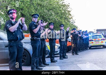 Southend University Hospital, Southend on Sea, Essex, Großbritannien. April 2020. Polizei, Feuerwehr, Pannenpersonal und Gesundheitsdienste versammelten sich vor dem Eingang zum Southend Hospital, um sich dem ‘Clap for Carers’ anzuschließen, der jetzt jeden Donnerstagabend um 20 Uhr in Großbritannien stattfindet, um dem NHS und den Schlüsselkräften während der COVID-19-Coronavirus-Pandemie zu danken Stockfoto