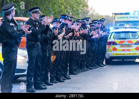 Southend University Hospital, Southend on Sea, Essex, Großbritannien. April 2020. Polizei, Feuerwehr, Pannenpersonal und Gesundheitsdienste versammelten sich vor dem Eingang zum Southend Hospital, um sich dem ‘Clap for Carers’ anzuschließen, der jetzt jeden Donnerstagabend um 20 Uhr in Großbritannien stattfindet, um dem NHS und den Schlüsselkräften während der COVID-19-Coronavirus-Pandemie zu danken Stockfoto