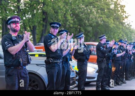 Southend University Hospital, Southend on Sea, Essex, Großbritannien. April 2020. Polizei, Feuerwehr, Pannenpersonal und Gesundheitsdienste versammelten sich vor dem Eingang zum Southend Hospital, um sich dem ‘Clap for Carers’ anzuschließen, der jetzt jeden Donnerstagabend um 20 Uhr in Großbritannien stattfindet, um dem NHS und den Schlüsselkräften während der COVID-19-Coronavirus-Pandemie zu danken Stockfoto