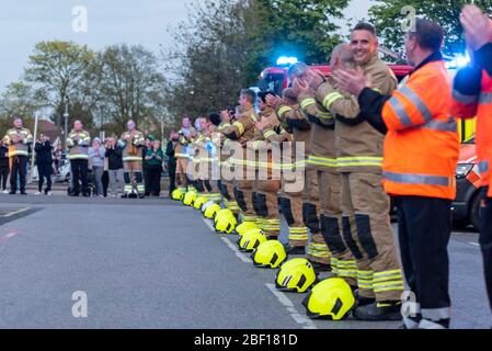 Southend University Hospital, Southend on Sea, Essex, Großbritannien. April 2020. Polizei, Feuerwehr, Pannenpersonal und Gesundheitsdienste versammelten sich vor dem Eingang zum Southend Hospital, um sich dem ‘Clap for Carers’ anzuschließen, der jetzt jeden Donnerstagabend um 20 Uhr in Großbritannien stattfindet, um dem NHS und den Schlüsselkräften während der COVID-19-Coronavirus-Pandemie zu danken Stockfoto