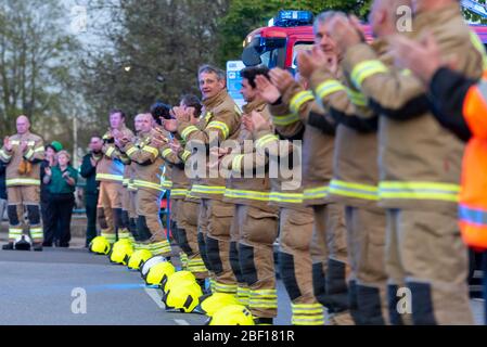 Southend University Hospital, Southend on Sea, Essex, Großbritannien. April 2020. Polizei, Feuerwehr, Pannenpersonal und Gesundheitsdienste versammelten sich vor dem Eingang zum Southend Hospital, um sich dem ‘Clap for Carers’ anzuschließen, der jetzt jeden Donnerstagabend um 20 Uhr in Großbritannien stattfindet, um dem NHS und den Schlüsselkräften während der COVID-19-Coronavirus-Pandemie zu danken Stockfoto