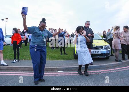 Dudley, West Midlands, Großbritannien. April 2020. Krankenschwestern und NHS-Mitarbeiter wurden von öffentlichen und Notfalldiensten im Russells Hall Krankenhaus in Dudley, West Midlands, für den Clap für Betreuer und NHS-Mitarbeiter vor Ort begleitet. Quelle: Peter Lopeman/Alamy Live News Stockfoto