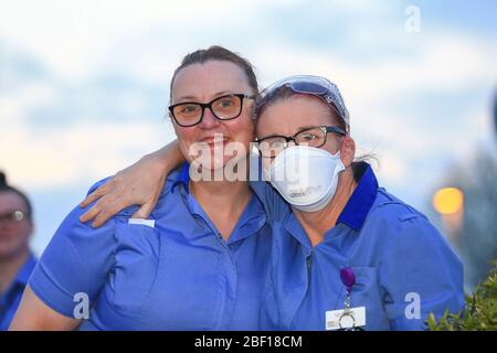 Dudley, West Midlands, Großbritannien. April 2020. Krankenschwestern und NHS-Mitarbeiter wurden von öffentlichen und Notfalldiensten im Russells Hall Krankenhaus in Dudley, West Midlands, für den Clap für Betreuer und NHS-Mitarbeiter vor Ort begleitet. Quelle: Peter Lopeman/Alamy Live News Stockfoto