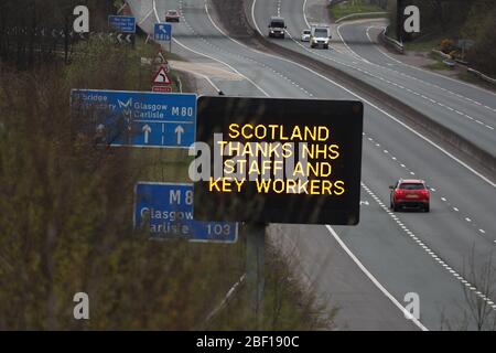 Ein Schild, das dem NHS-Personal und den Schlüsselkräften auf der M80 in der Nähe von Banknock dankt, während Großbritannien weiterhin in der Blockierung ist, um die Ausbreitung des Coronavirus einzudämmen. Stockfoto