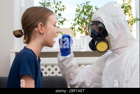 Männlicher Arzt in Schutzanzug und Maske, die Abstrichprobe vom Kind nimmt. Coronavirus-Test. Stockfoto